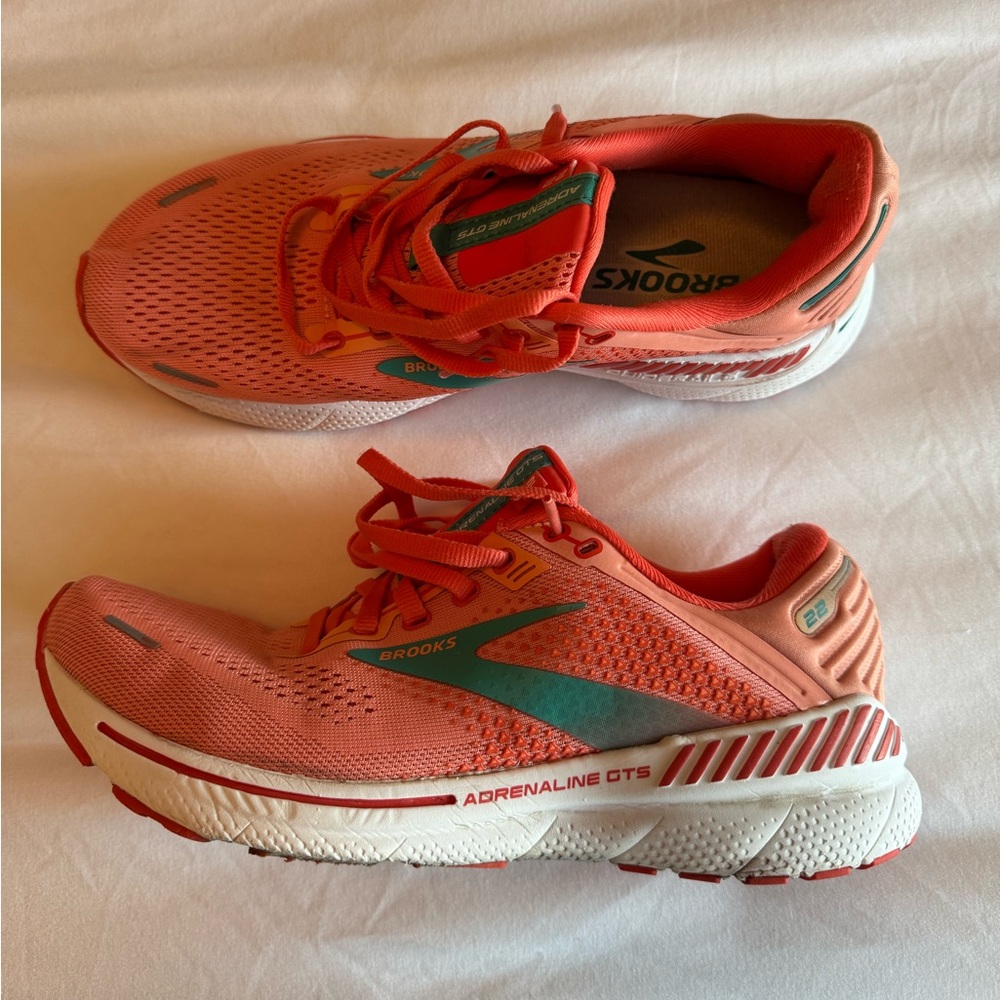 Brooks Adrenaline GTS 22 running shoes